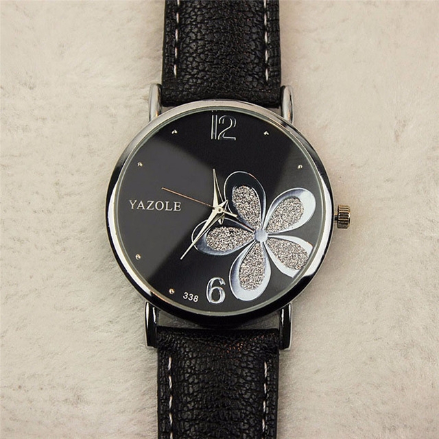 TBD052257801A.jpg YAZOLE Reloj de cuarzo con patrón de trébol de cuatro hojas estilo OL para mujer - Imagen 1