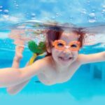 Gafas de natación de silicona 4 en 1 con diseño de cangrejo pequeño, impermeables y antivaho, gorro de natación con estampado impreso, tapones para los oídos con clip para la nariz y bolsa de almacenamiento, juego de equipo de natación para niños... - Imagen 10